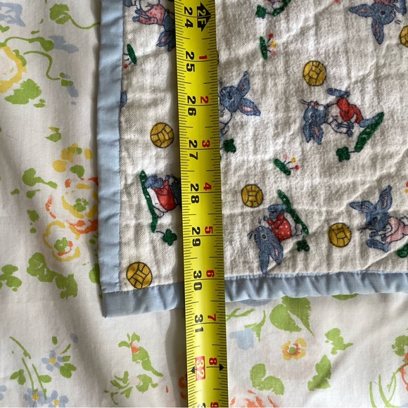 Vintage embroidered hand-sewn crib/baby quilt - Picture 8 of 9